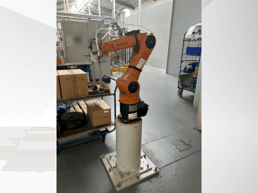 KUKA KR 6 R900 fivve-maskinen framifrån