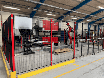 AMADA HFE3i 1003 8 axes L-maskinen framifrån