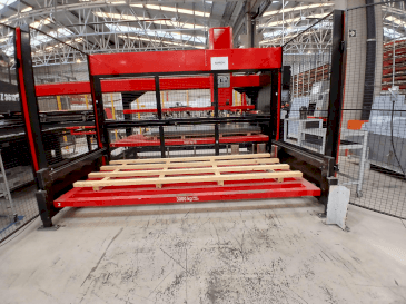 AMADA EMZ3612M2-maskinen framifrån