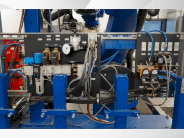 KUKA KR 100-2 HA 2000-maskinen framifrån