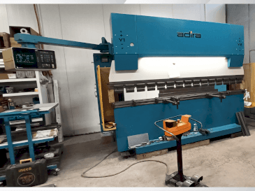 ADIRA QIH-11030 DNC CR-maskinen framifrån