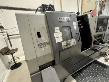 Hyundai Kia SKT 28 LM-maskinen framifrån