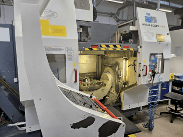 KOVOSVIT MAS MCU 630V-5X-maskinen sedd från sidan