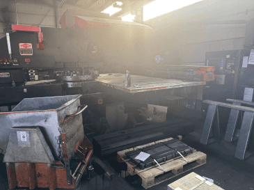 AMADA PEGA 306072 2000MM-maskinen framifrån