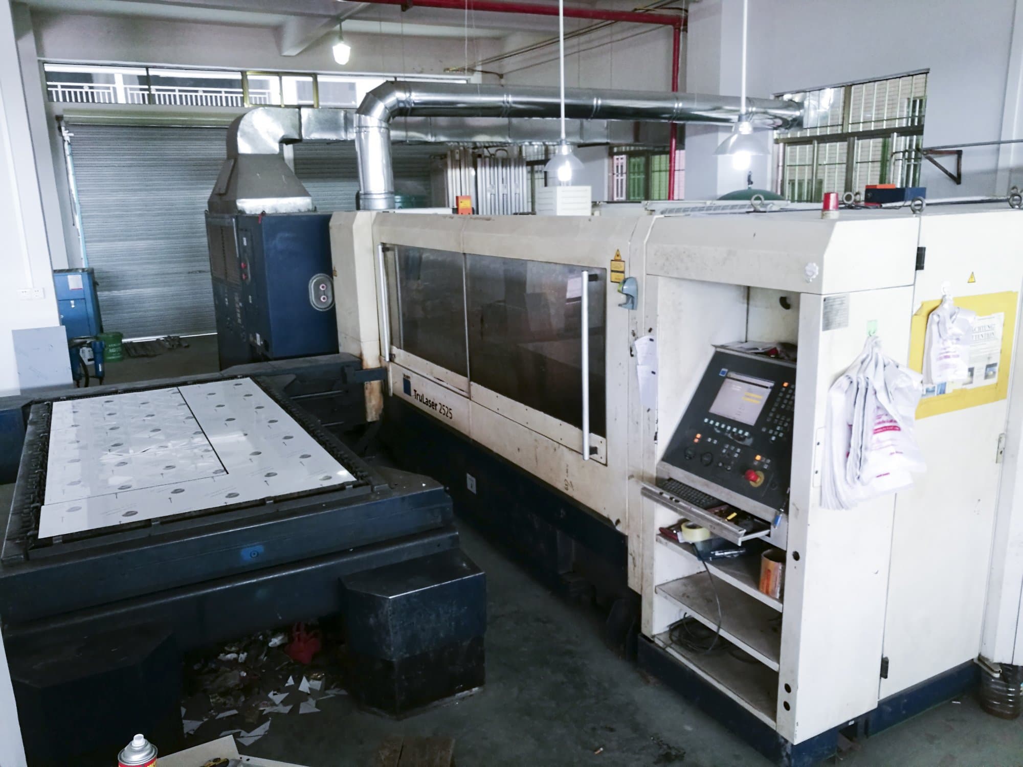 Trumpf-maskinen sedd från högerTruLaser 2525