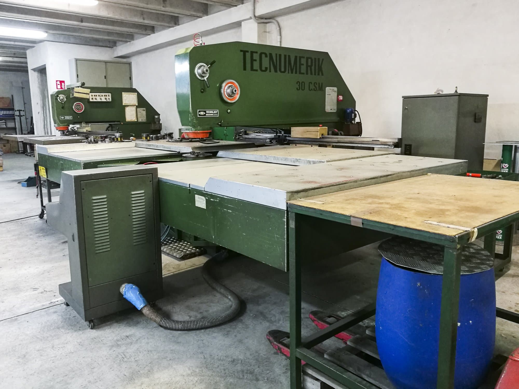 Tecnology-maskinen sedd från högerTecnumerik 30 C.S.M.