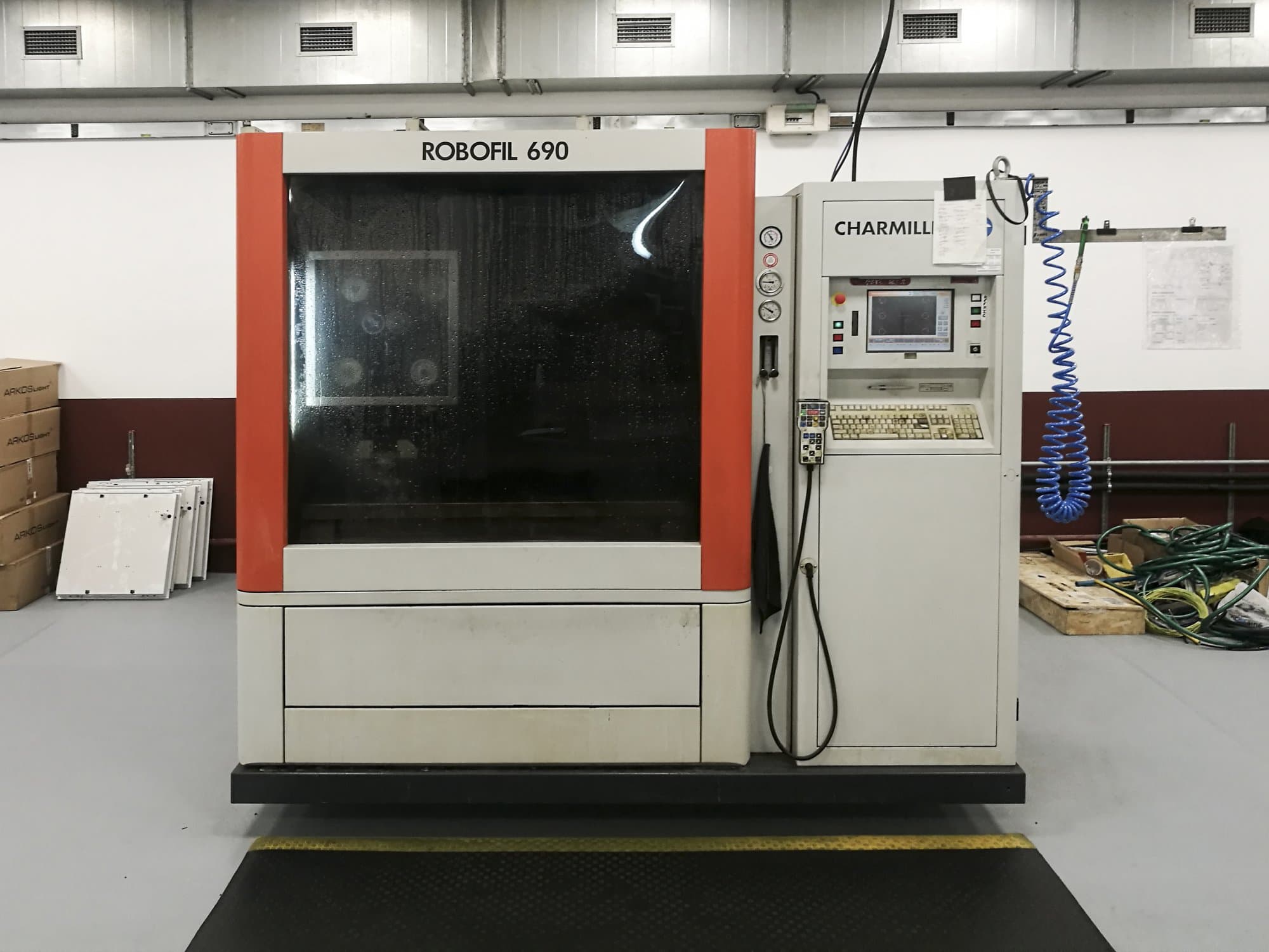 CHARMILLES-maskinen framifrånROBOFIL 690