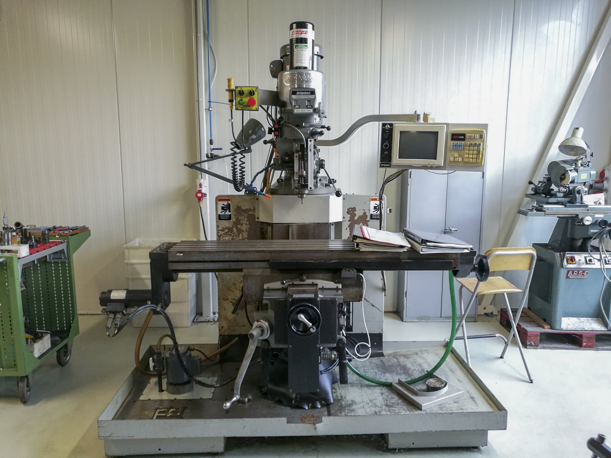 Bridgeport-maskinen framifrånEZ TRAK DX II