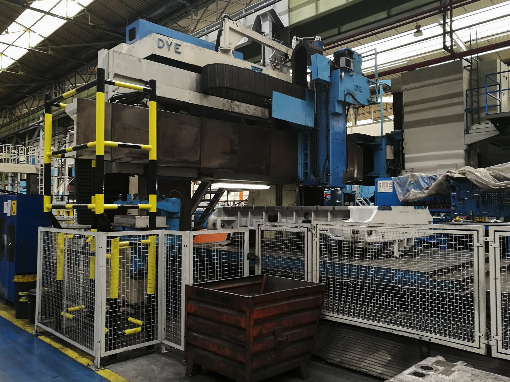 DYE-maskinen sedd från vänsterFPF-4-N/C