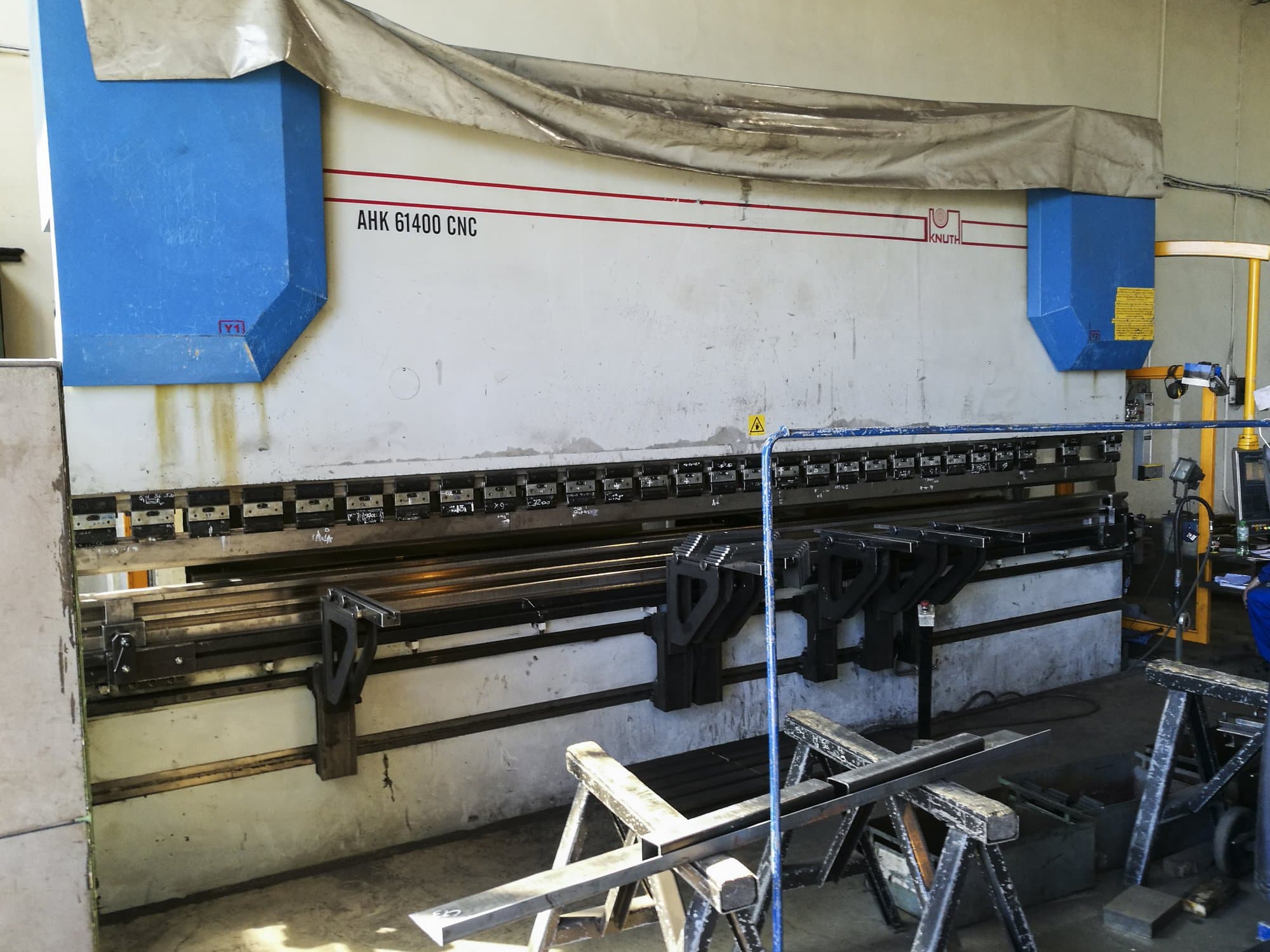 KNUTH-maskinen sedd från vänsterAHK 61400 CNC