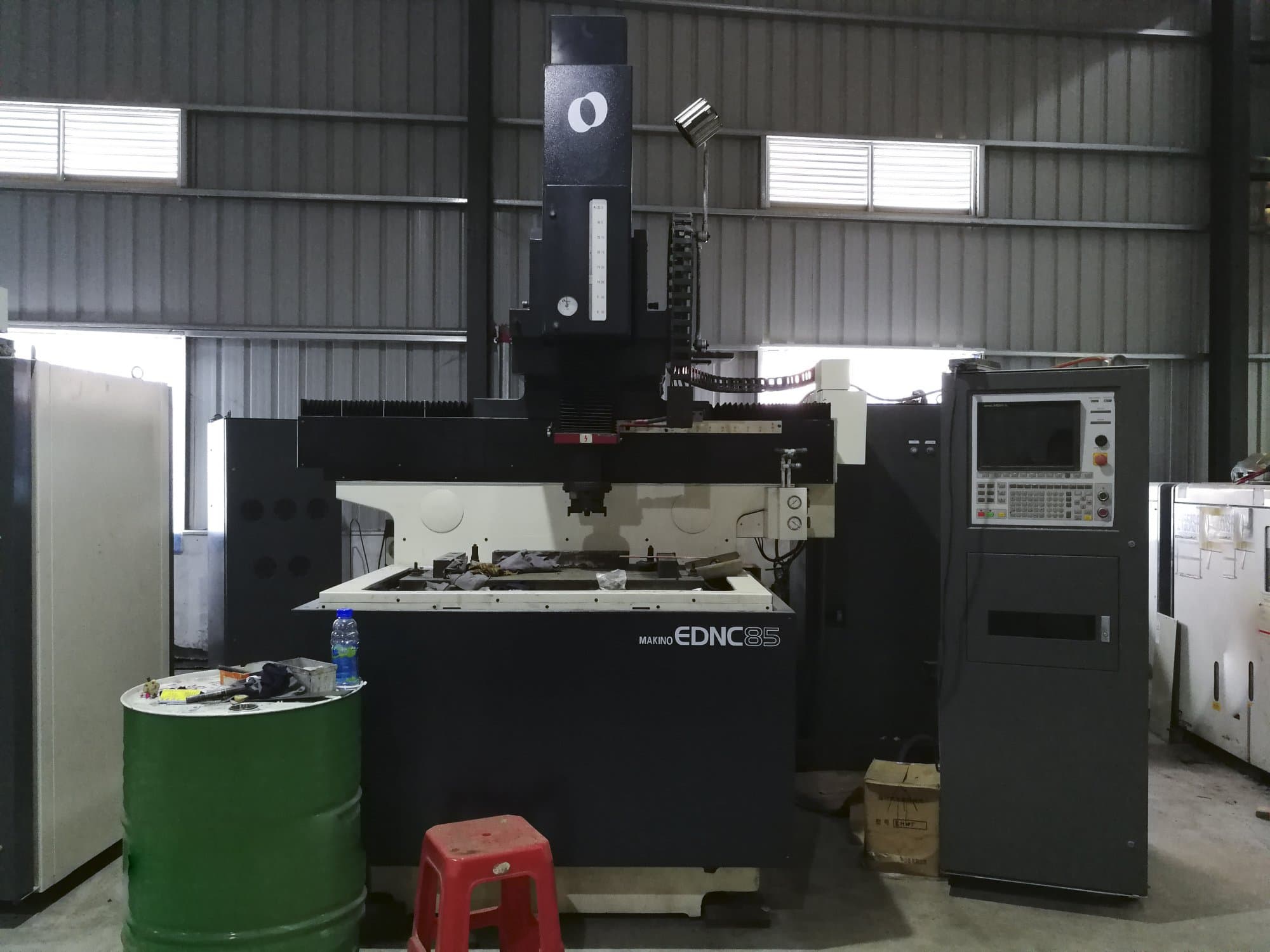 Makino-maskinen framifrånEDNC85