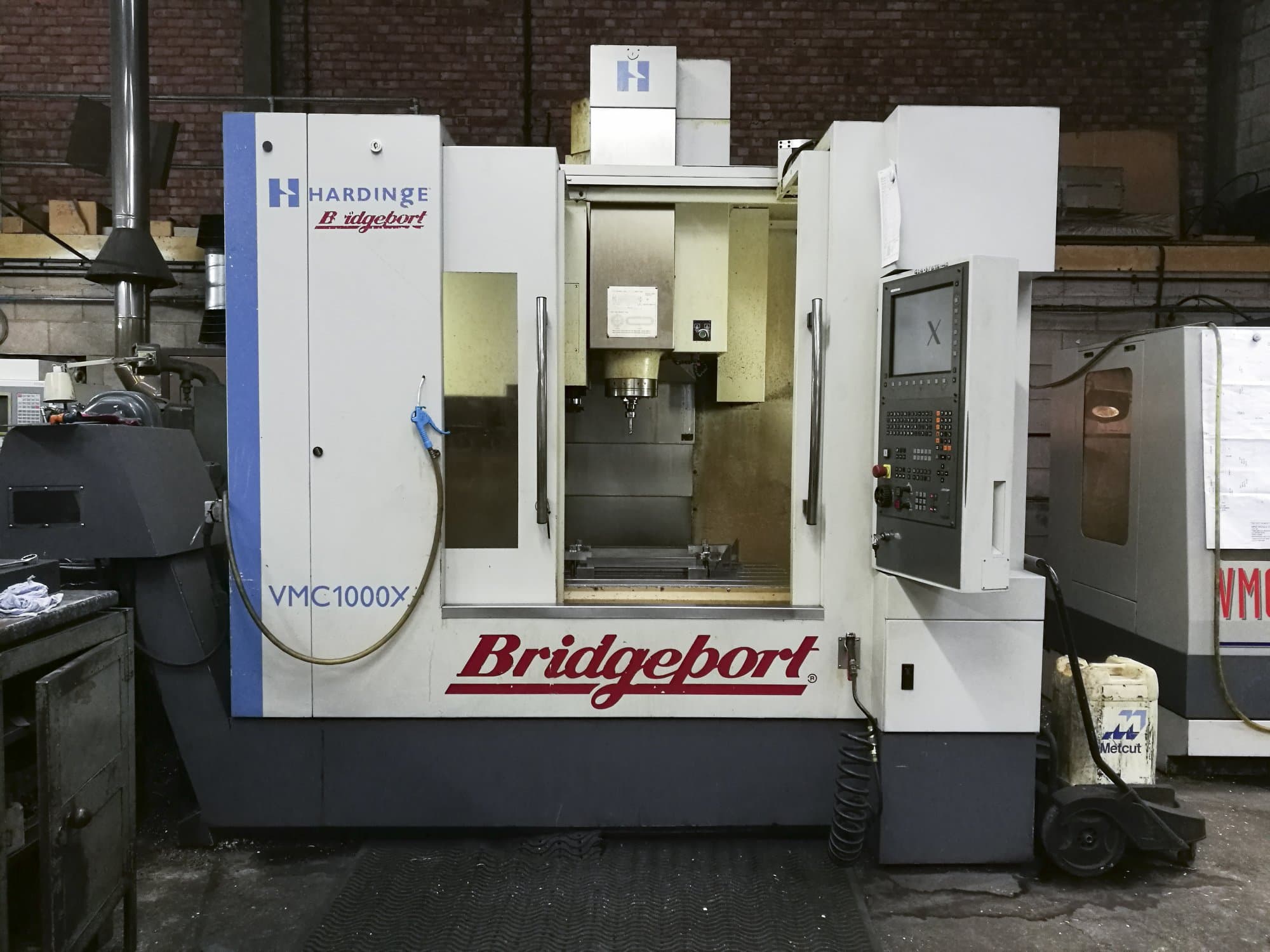 Bridgeport-maskinen framifrånVMC XP3-1000