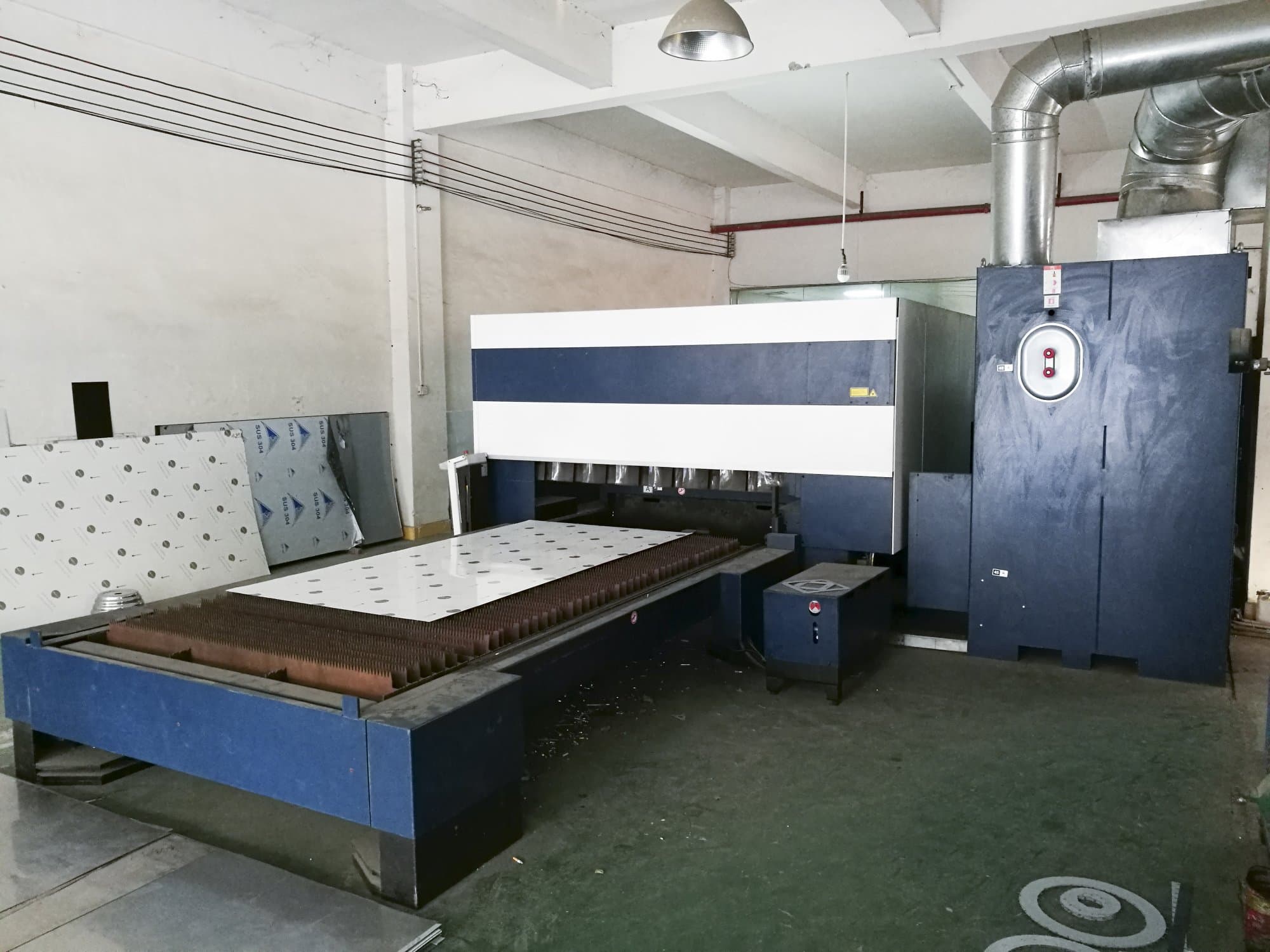 1 Trumpf-maskinen sedd från högerTruLaser 3030