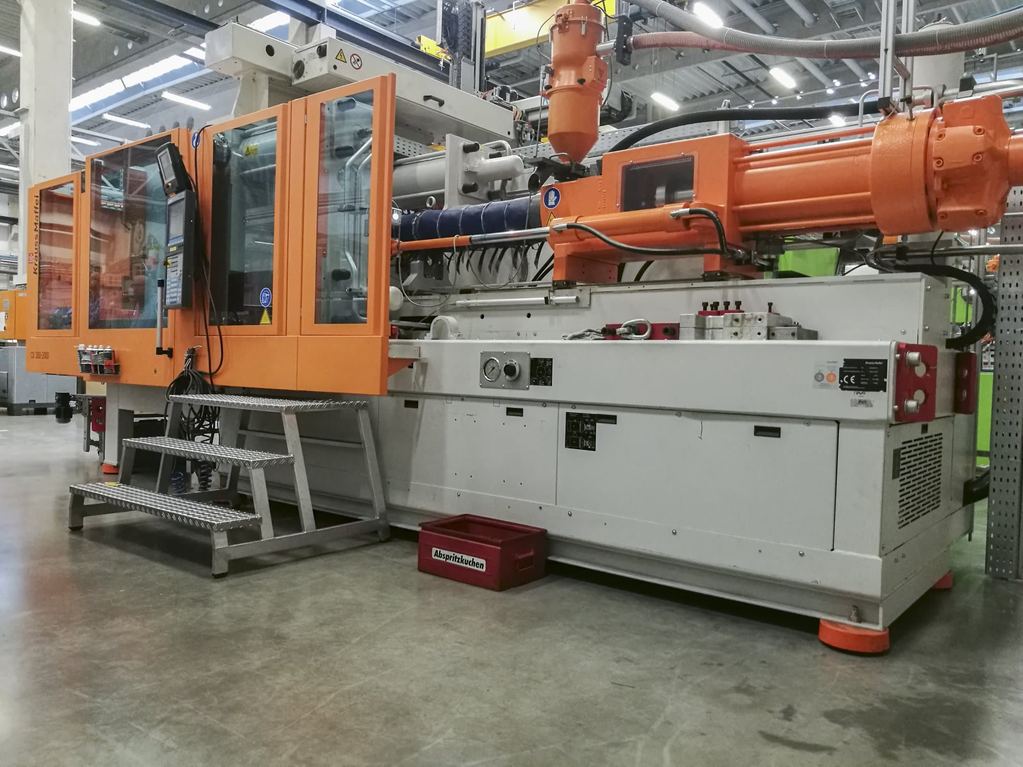 1 Krauss Maffei-maskinen sedd från höger300-2000 CX