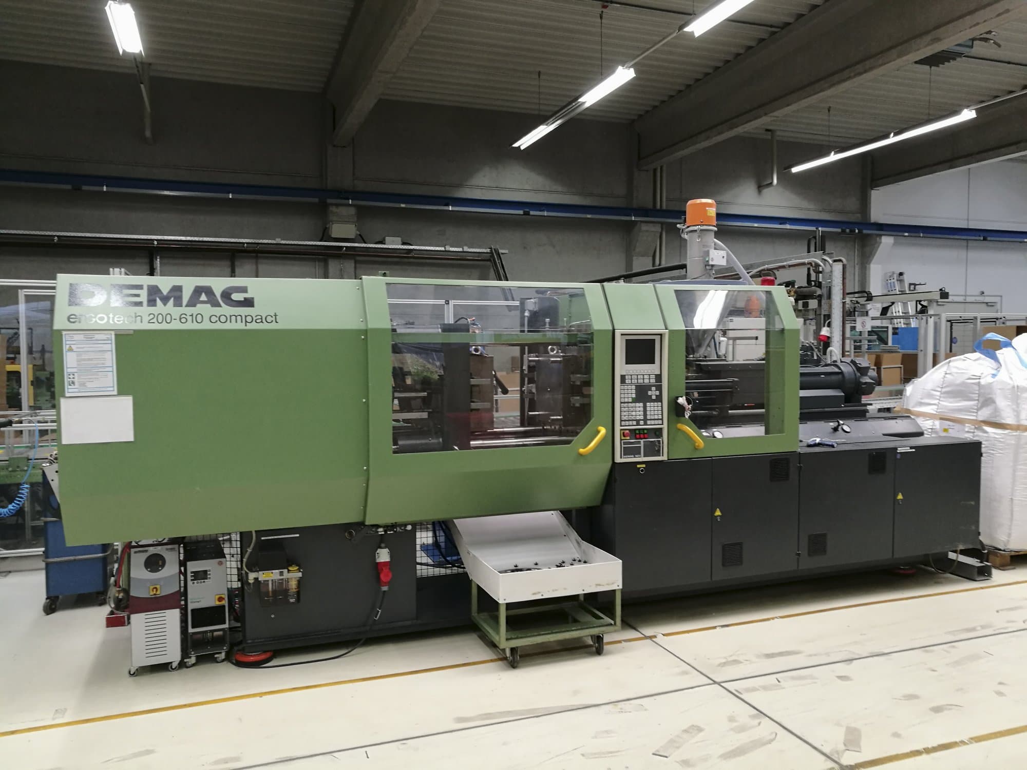 DEMAG-maskinen sedd från vänsterErgotech 200-610 NC