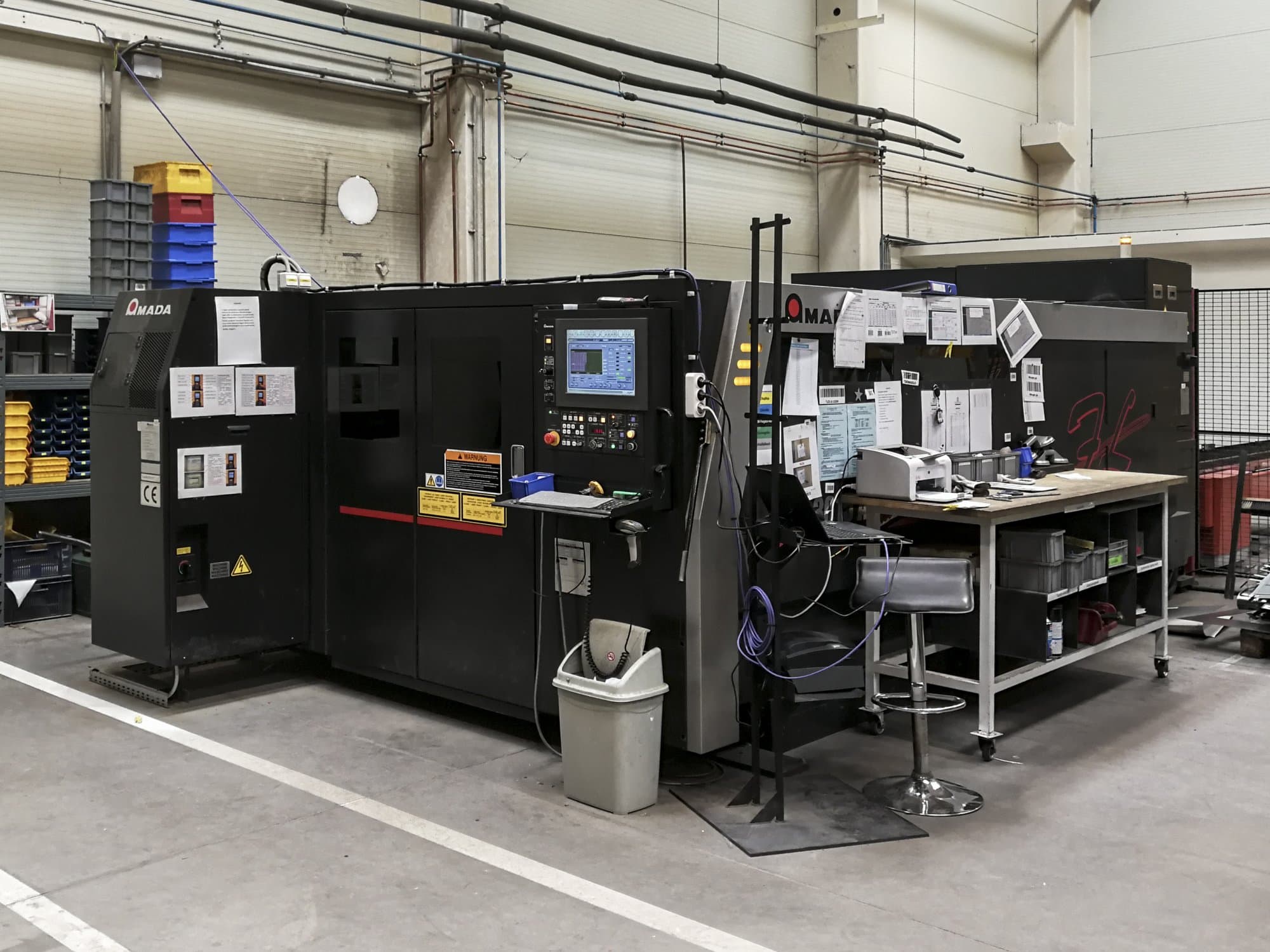 AMADA-maskinen sedd från högerLCG-3015 AJ