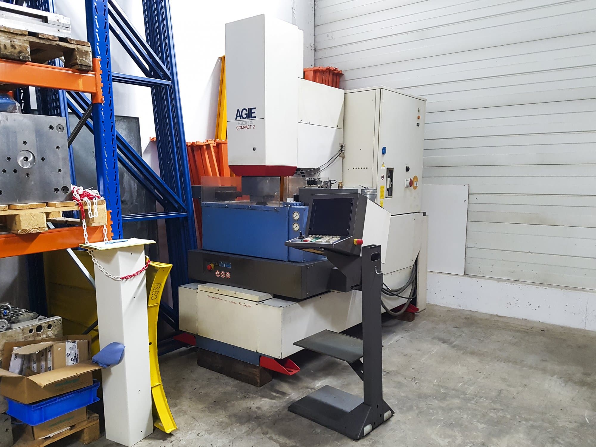 AGIE-maskinen sedd från högerAGIETRON Compact 2