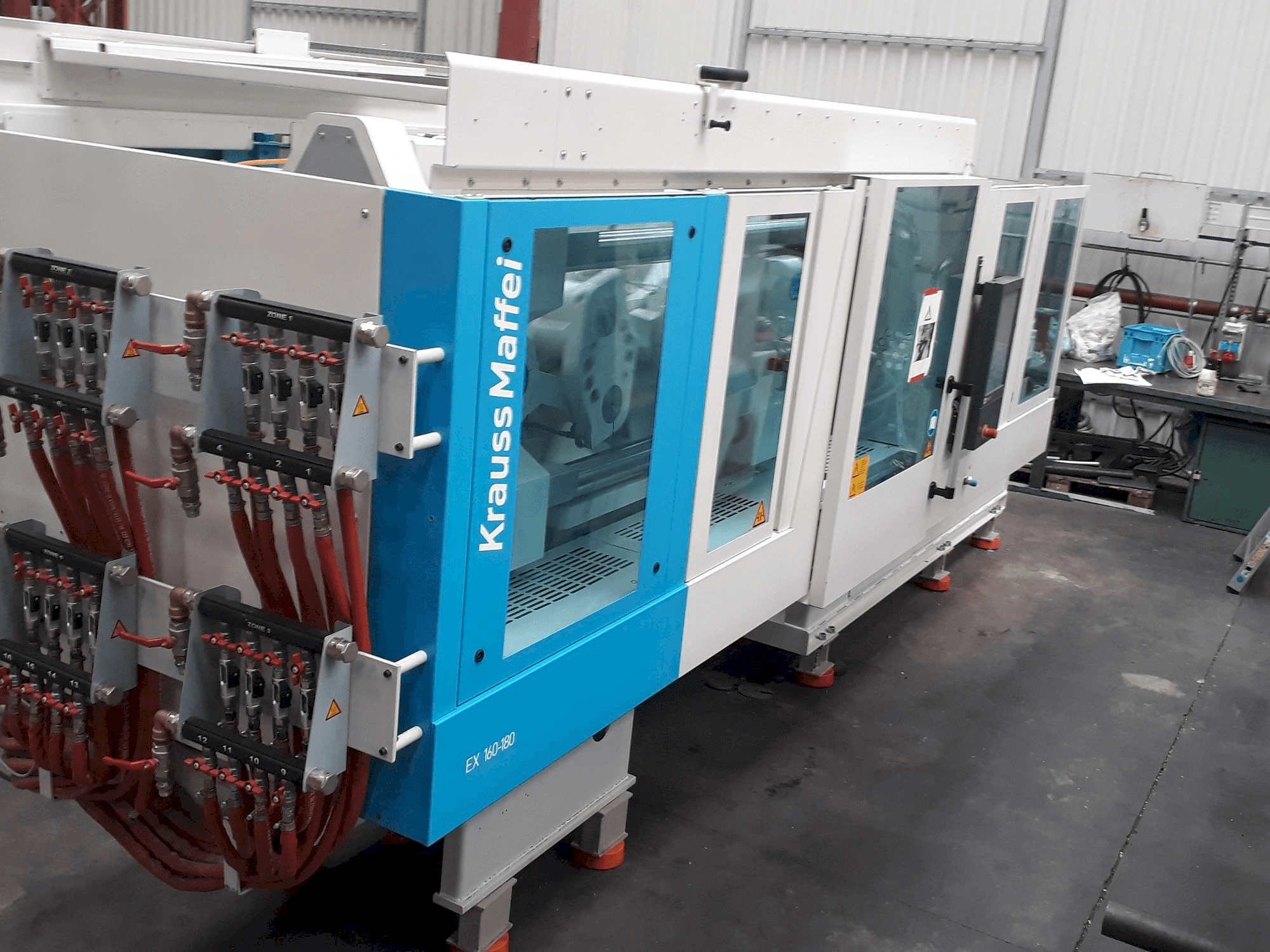 Krauss Maffei 160-180 EX-maskinen sedd från vänster sida
