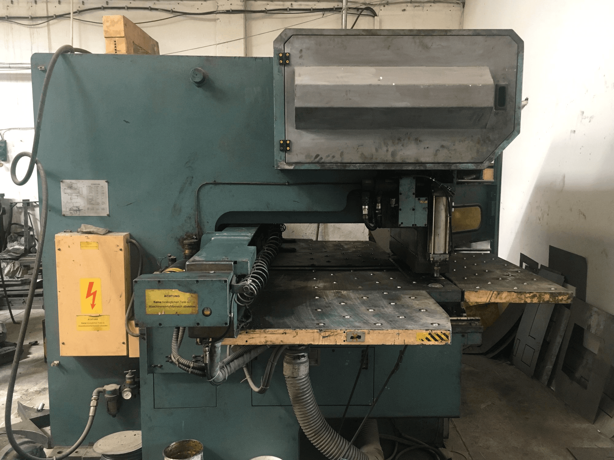 AMADA-maskinen framifrånOCTO-334