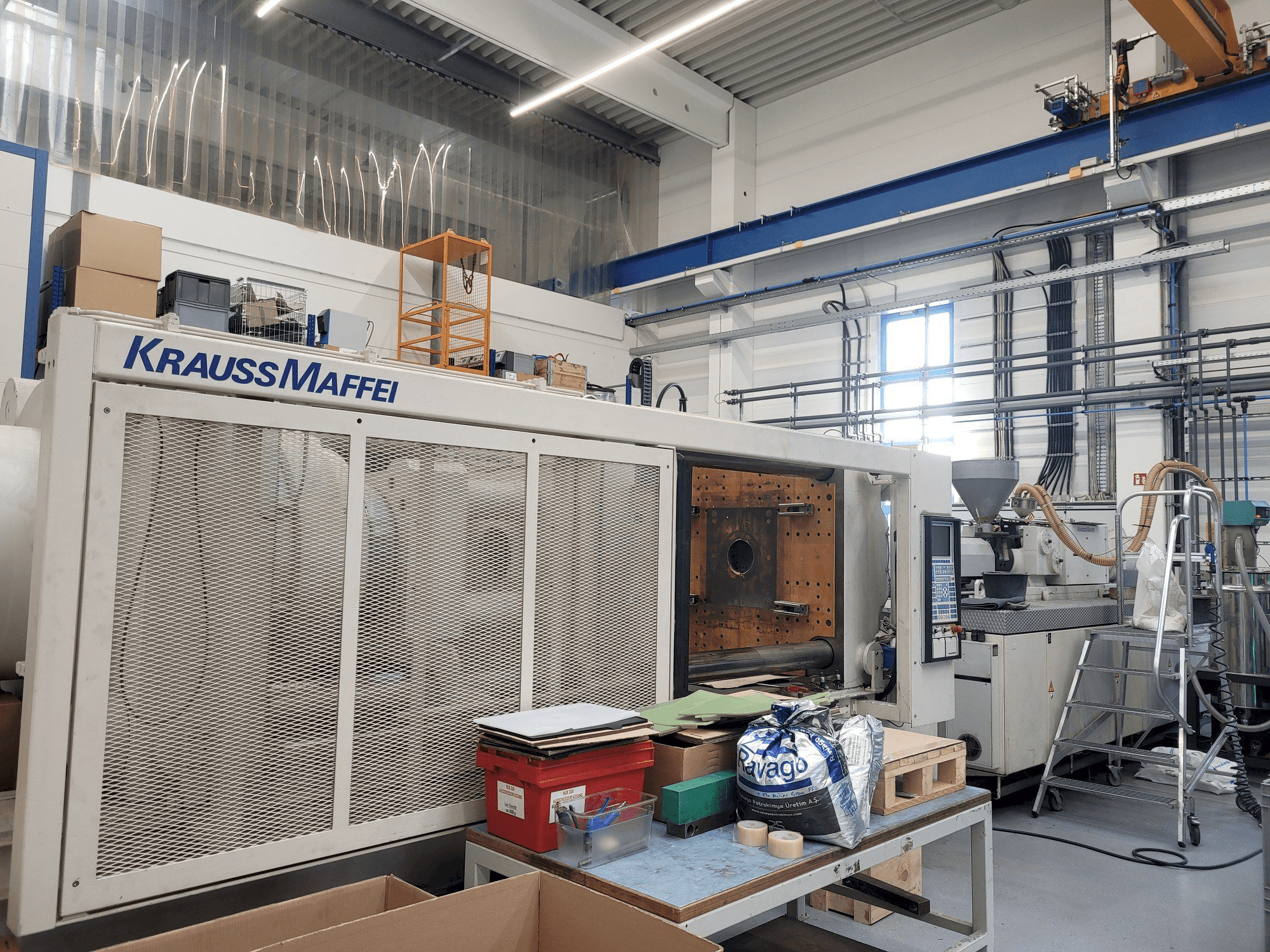 Krauss Maffei 650-4350BM-MC4-maskinen framifrån