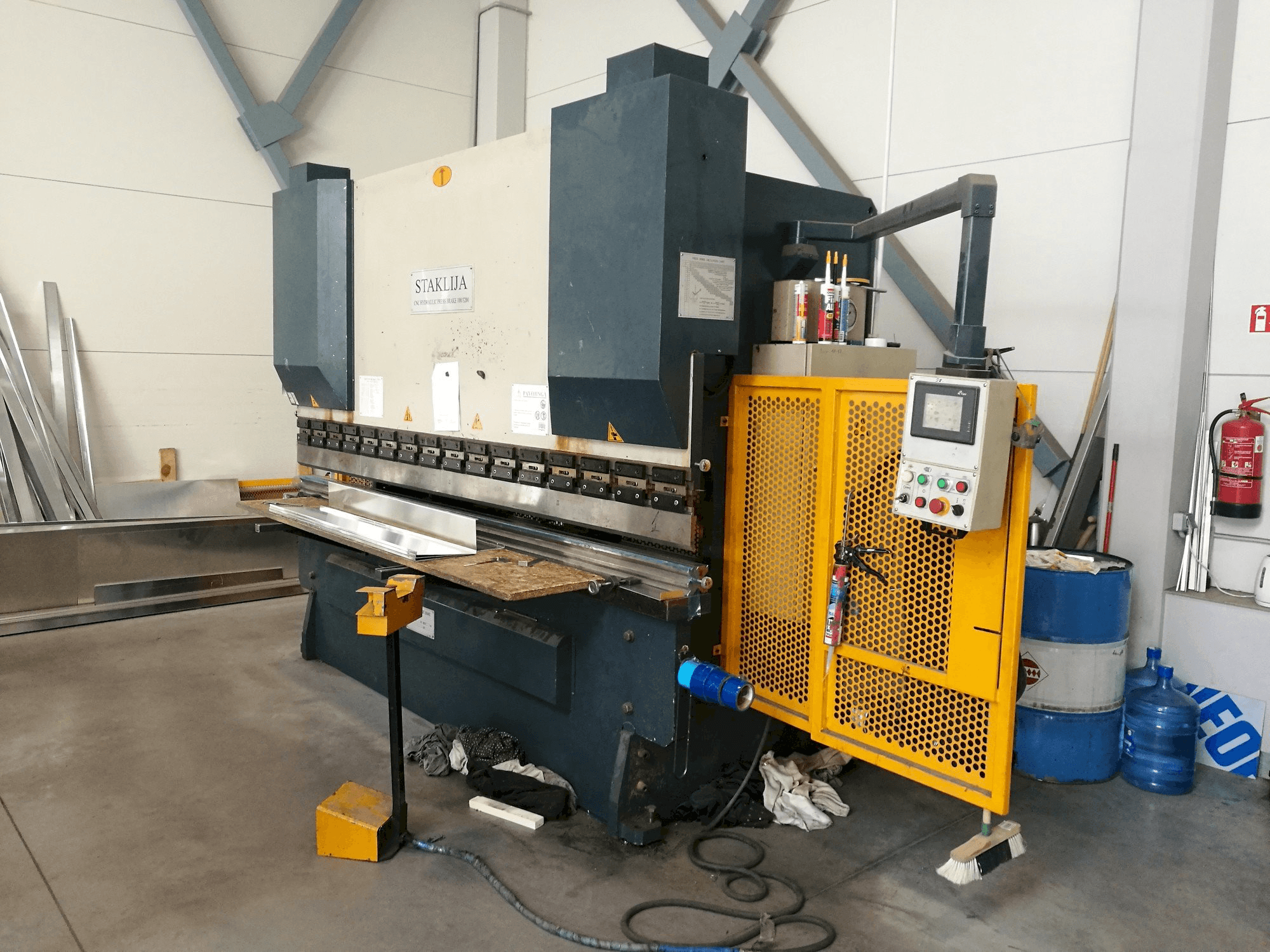 Staklija WC67K-100x3200-maskinen framifrån