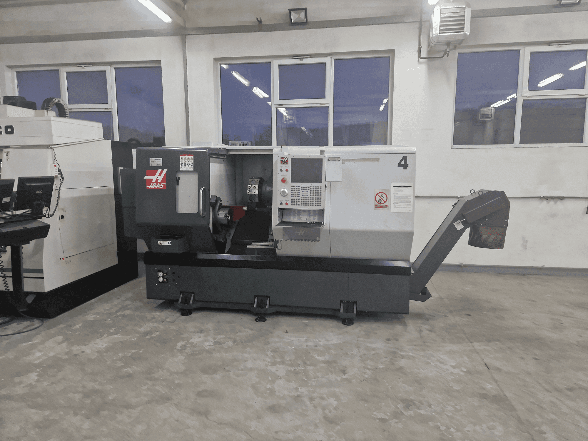 HAAS ST-30Y-maskinen framifrån