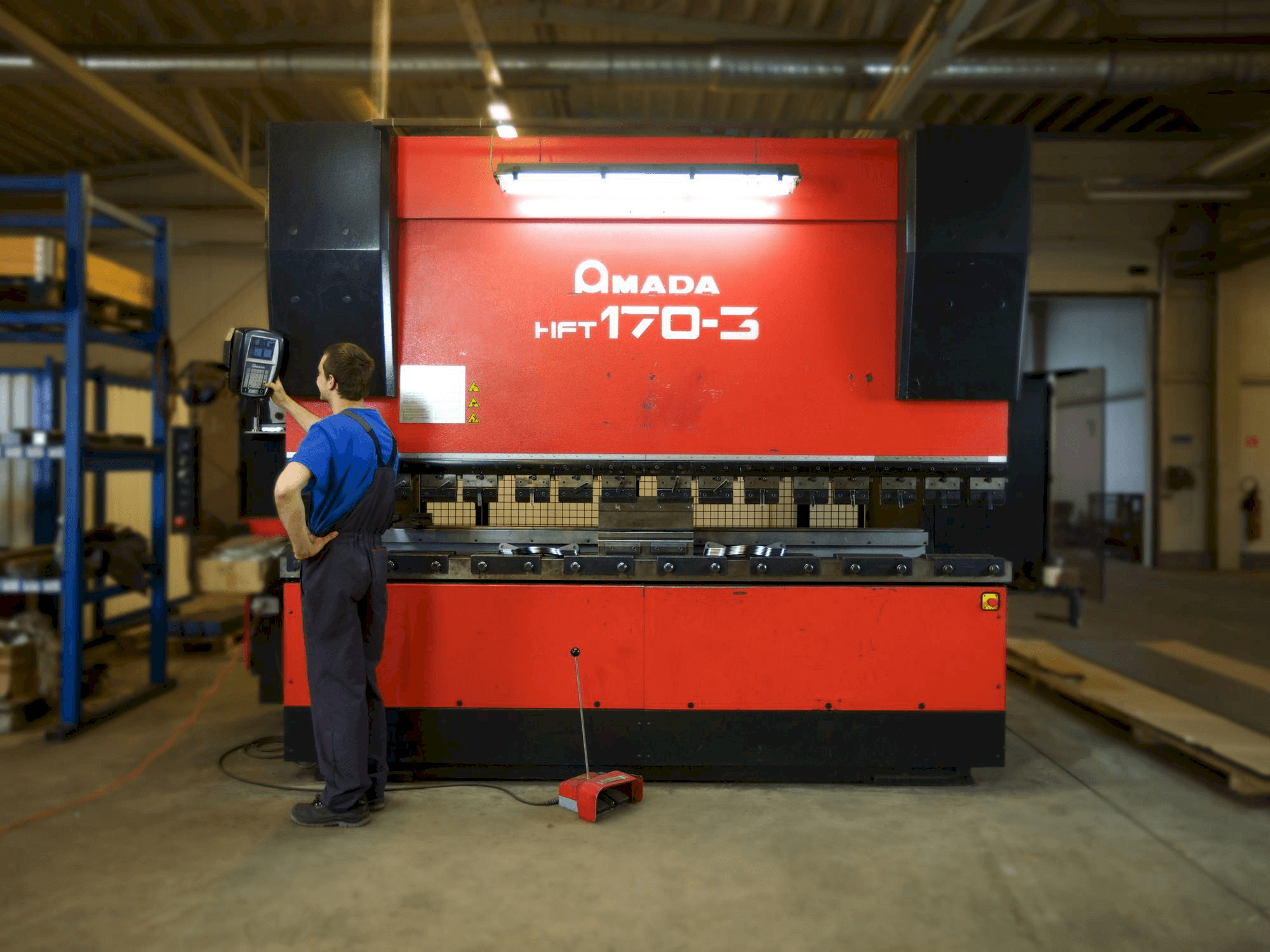 AMADA HFT 170-3-maskinen framifrån