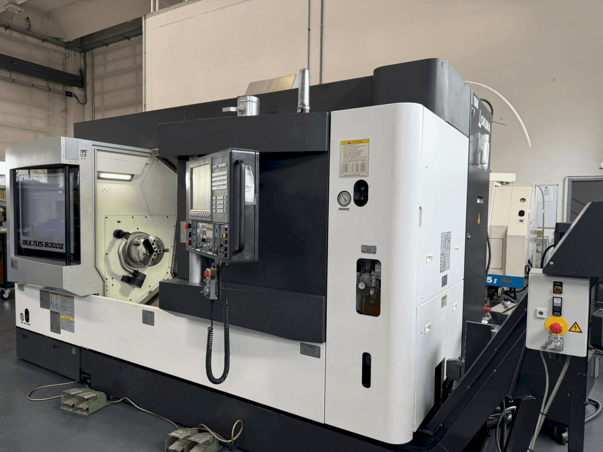 Okuma MULTUS B300II-maskinen framifrån