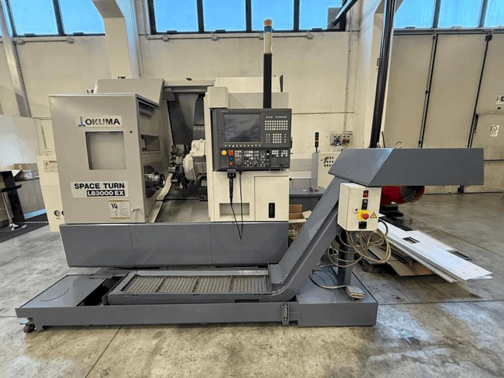 Okuma LB 3000 EX MYT-maskinen framifrån