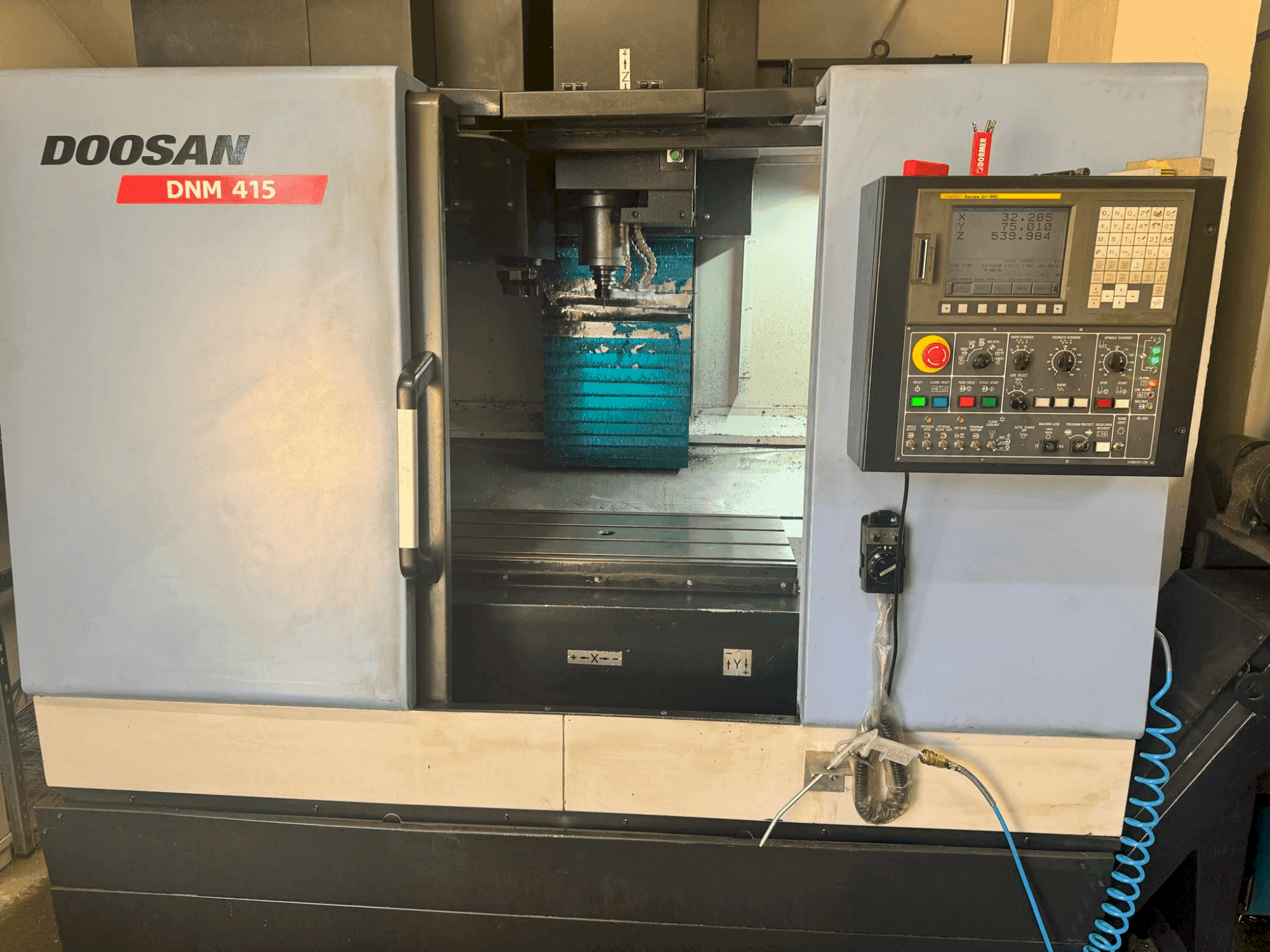 DOOSAN DNM 415-maskinen framifrån