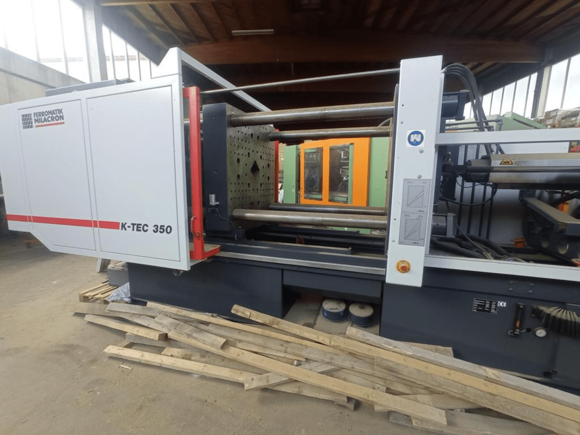 Fiberlaserskärmaskinen Prima Power Laser Genius+ 1530 sedd från sidan, med detaljerade komponenter och reglage.