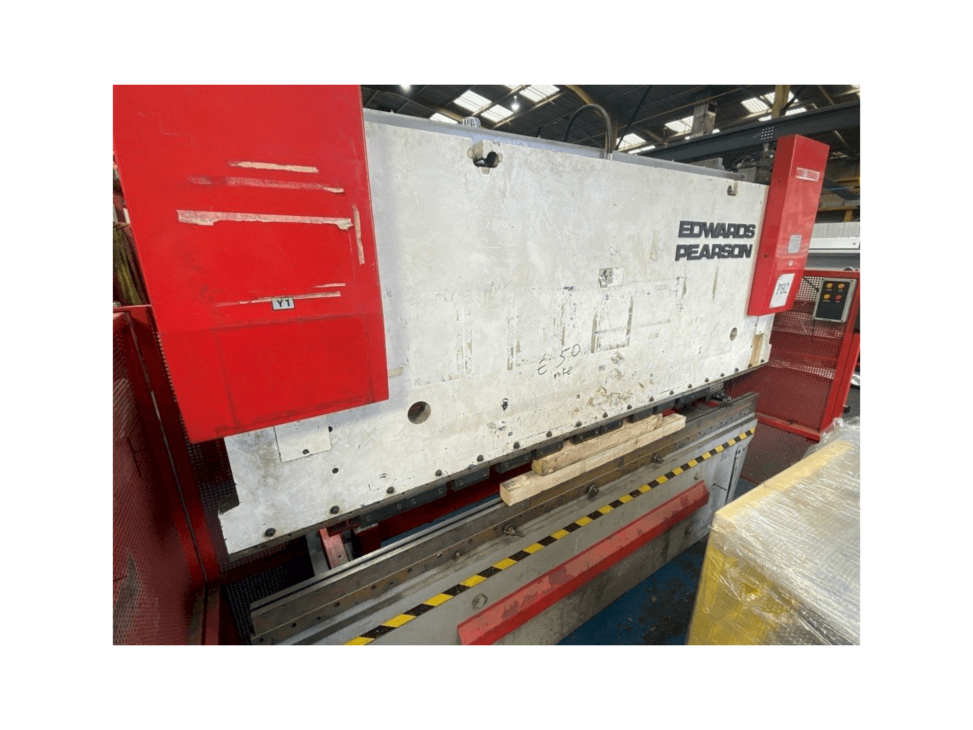 EDWARDS PEARSON PR6 100/3100-maskinen framifrån