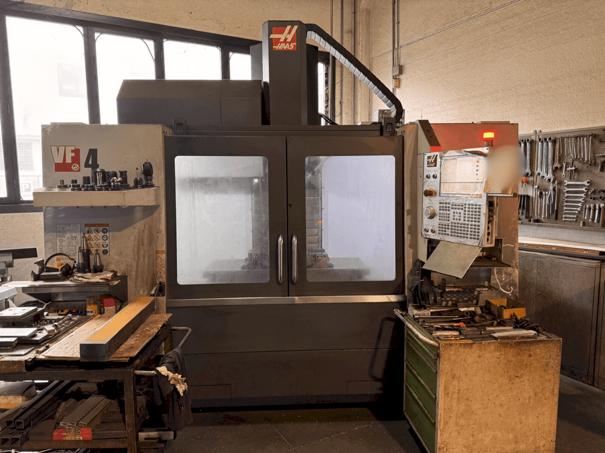 HAAS VF4-maskinen framifrån