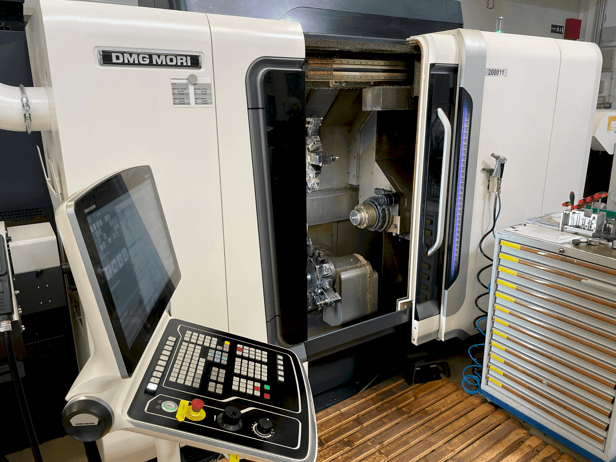 DMG MORI Sprint 50 2T-maskinen sedd från vänster