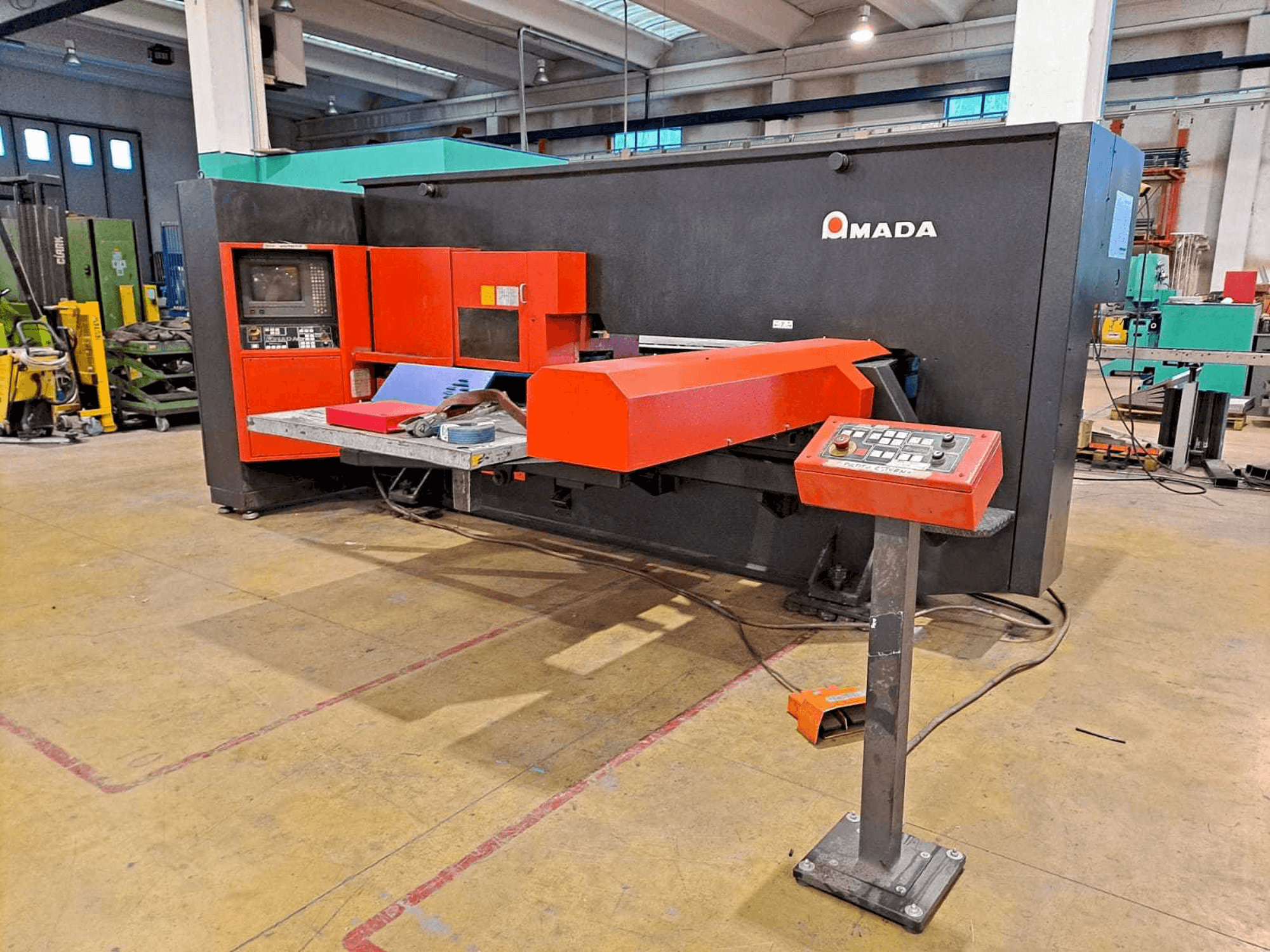 AMADA ARCADE 212-maskinen framifrån