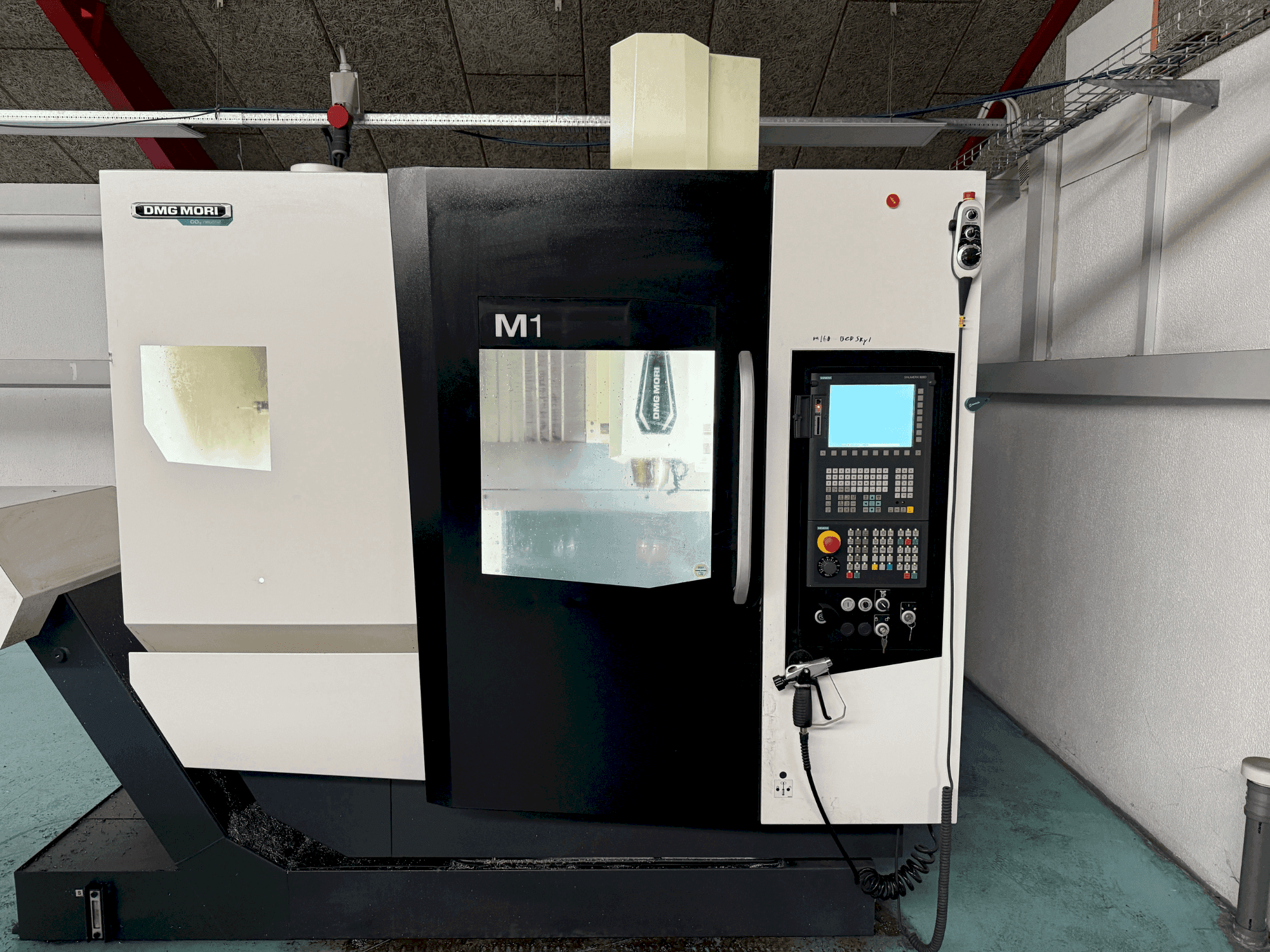 DMG MORI M1 Pro-maskinen framifrån