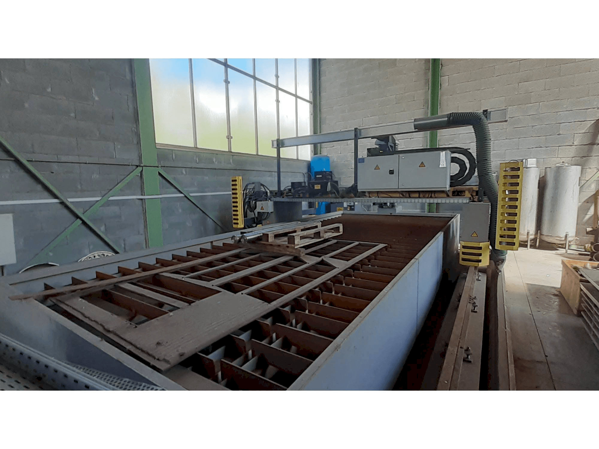 ESAB Suprarex SXE-HD 3500-maskinen sedd från vänster sida