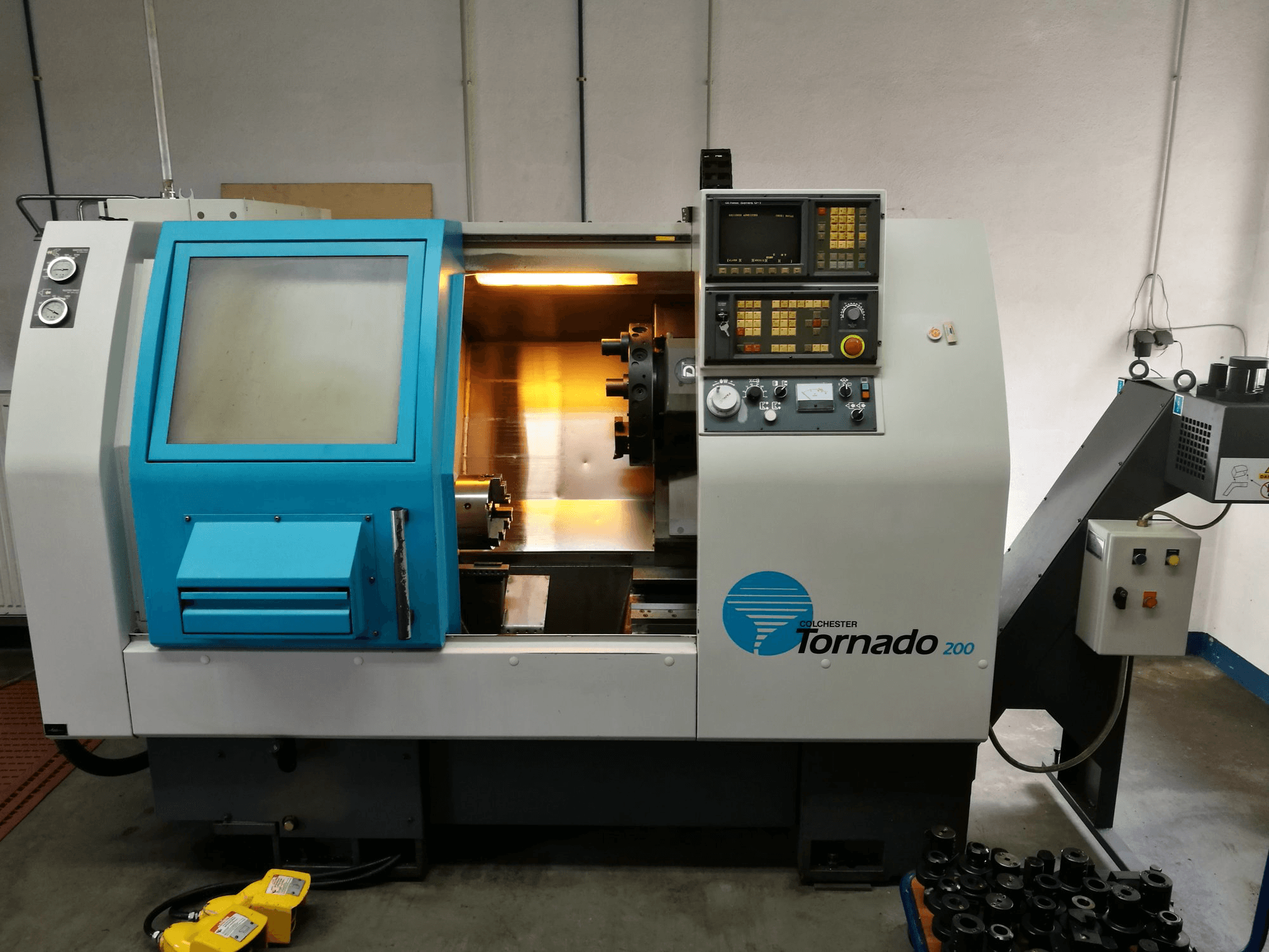 Colchester-maskinen framifrånTORNADO 200