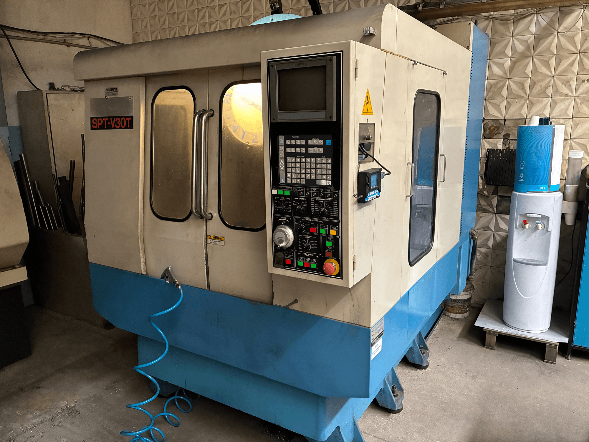 Hydraulisk formsprutningsmaskin DEMAG Ergotech 150-610 Viva i en verkstad, framifrån med synlig manöverpanel.