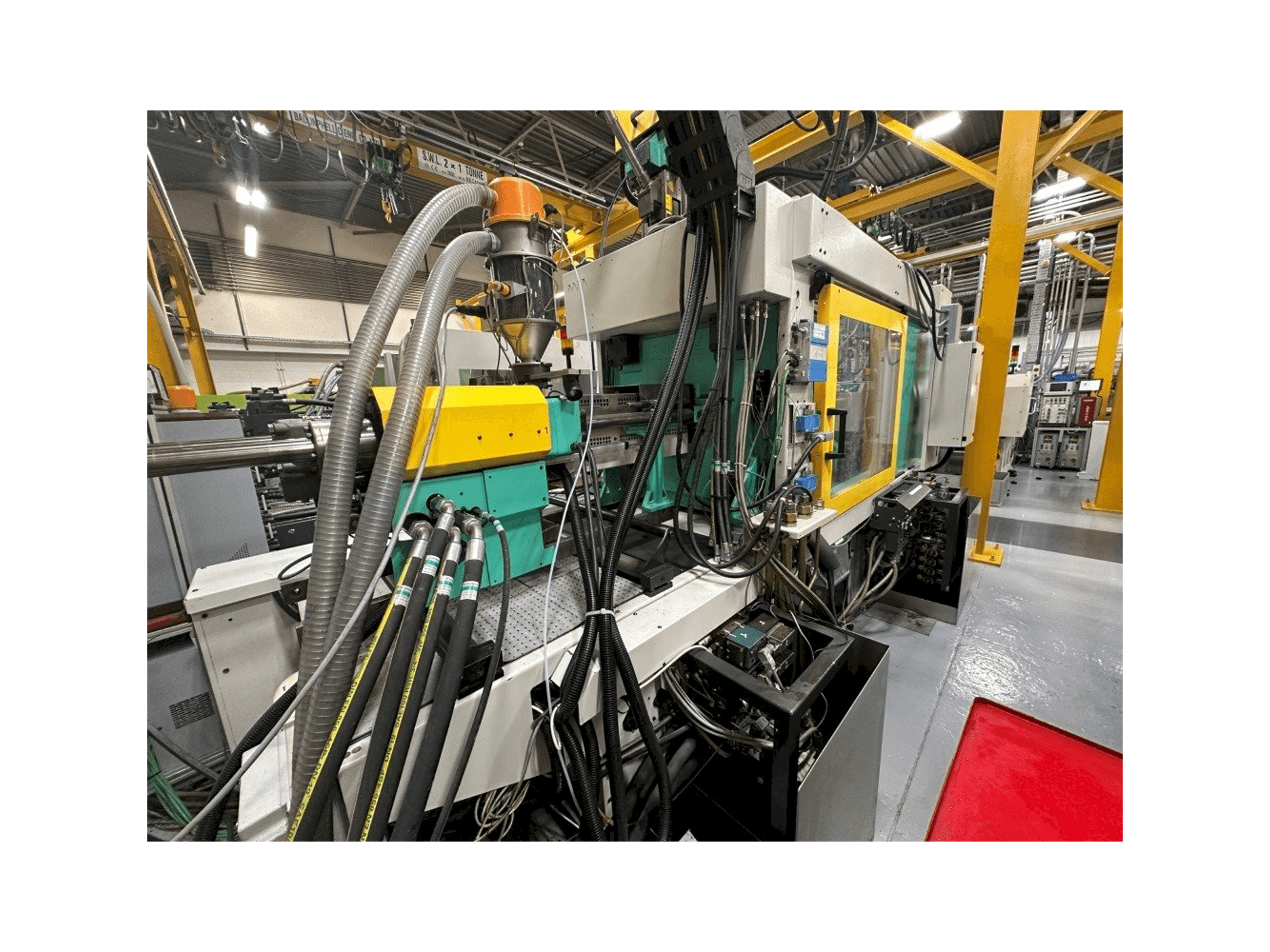 Arburg Allrounder 570C 2000 -350/150-maskinen sedd från vänster sida