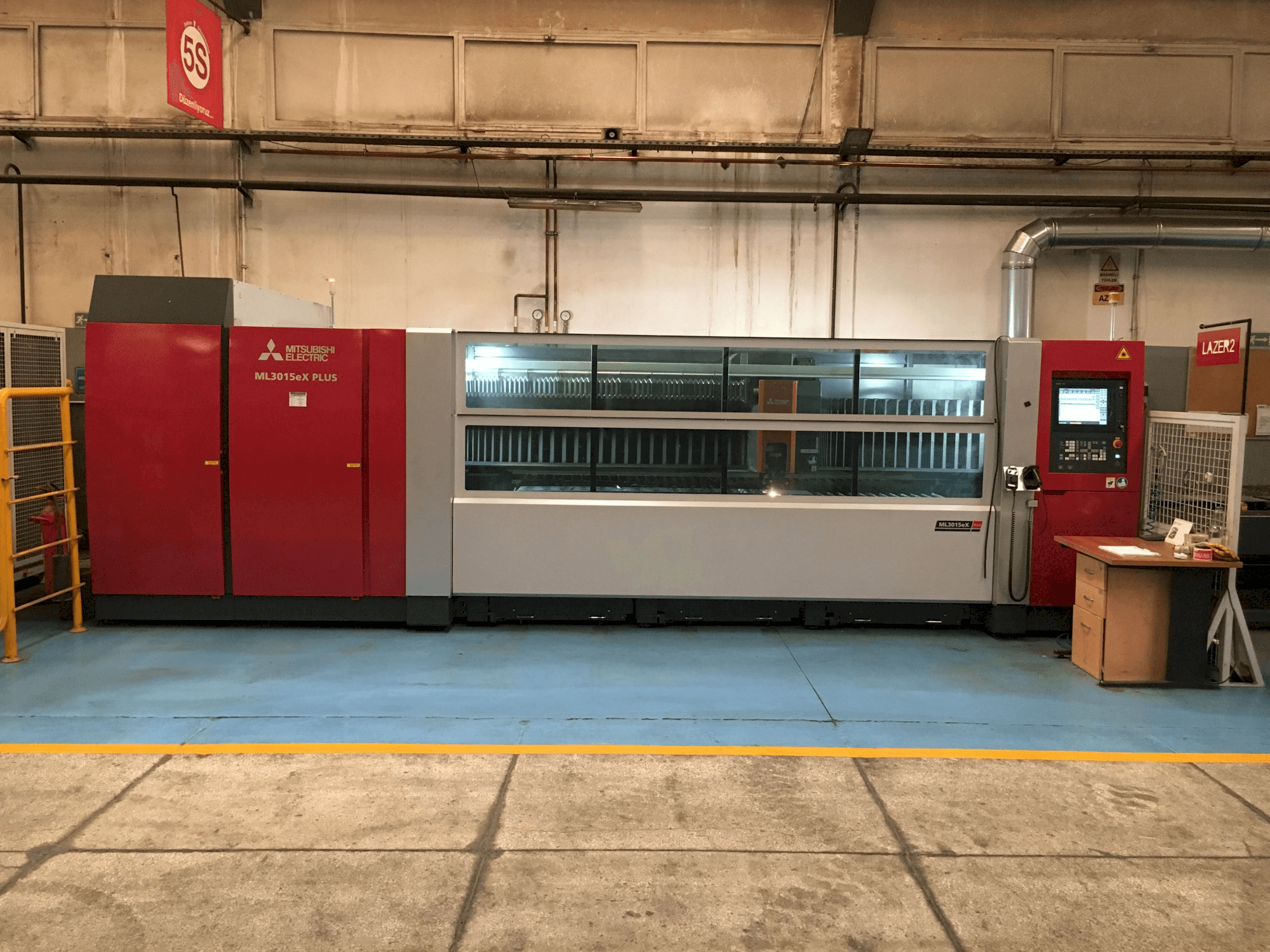 Mitsubishi-maskinen framifrånMI3015eX-Plus