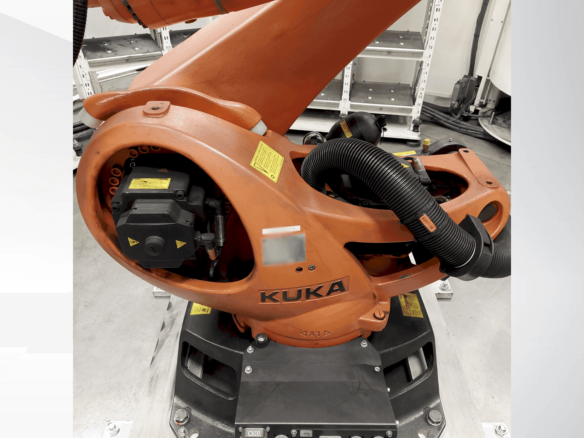 KUKA KR 90 R2700 pro-maskinen framifrån