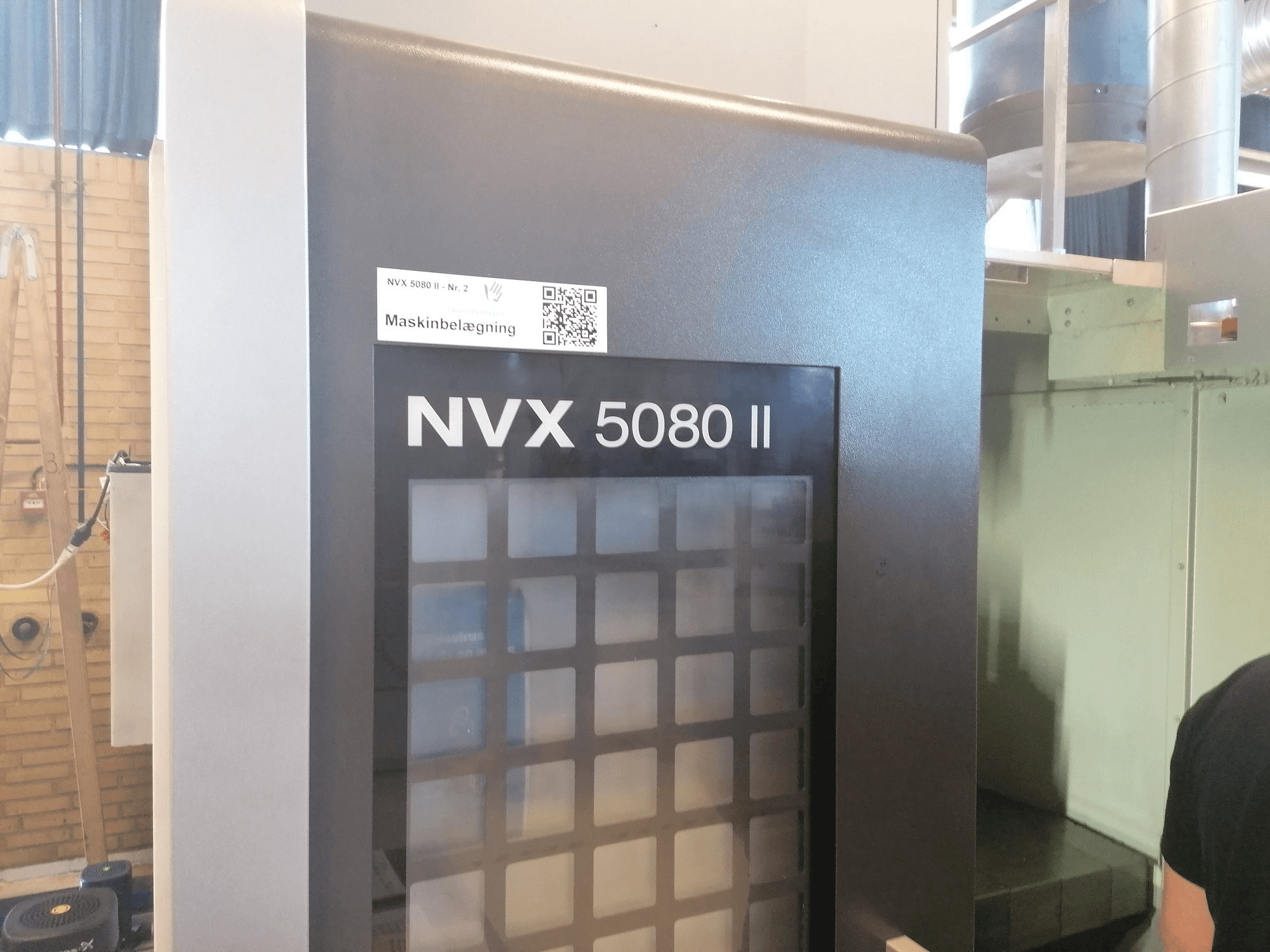 DMG MORI NVX 5080II-maskinen sedd från vänster