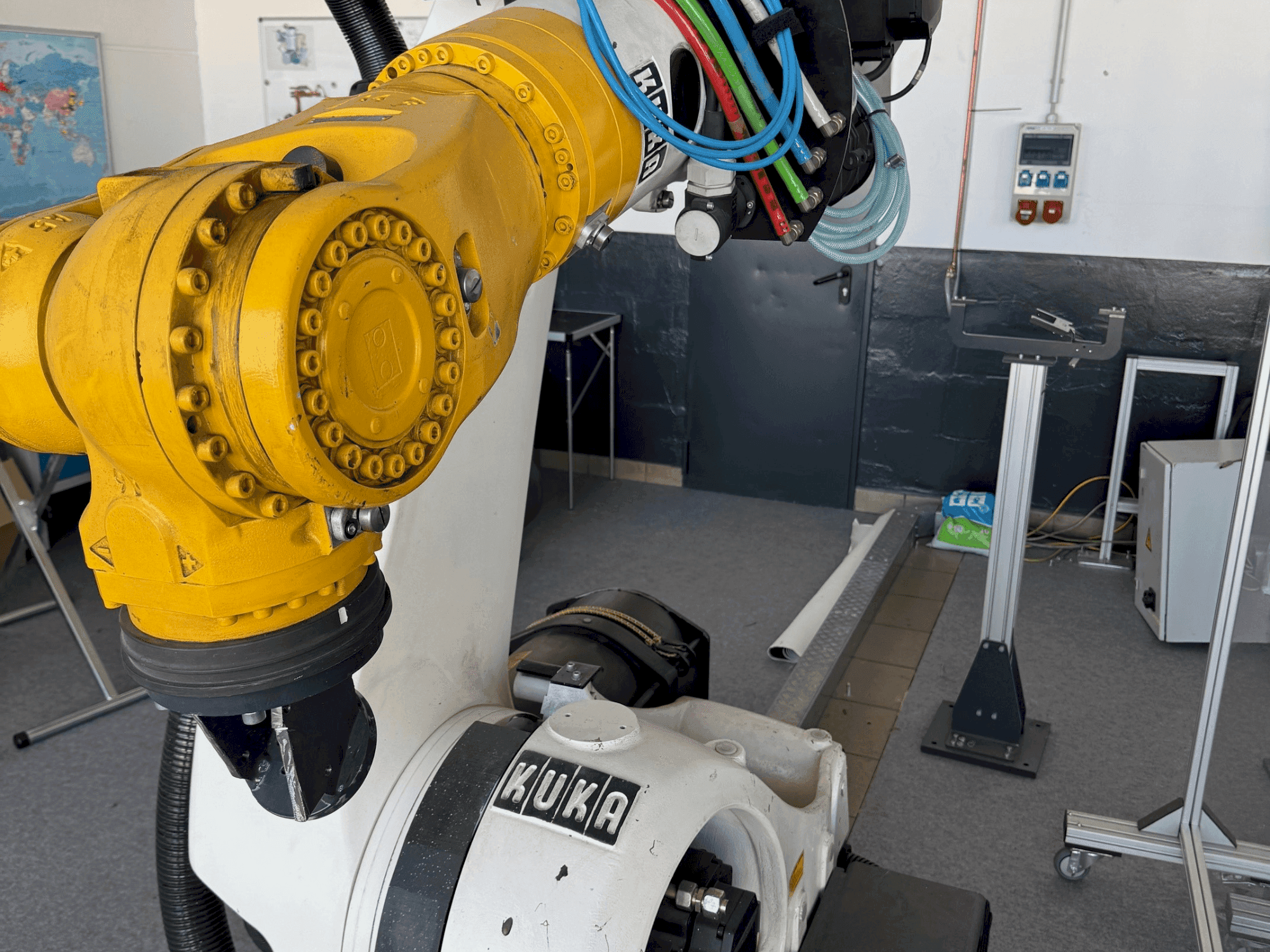 KUKA KR210 2000-2-maskinen framifrån