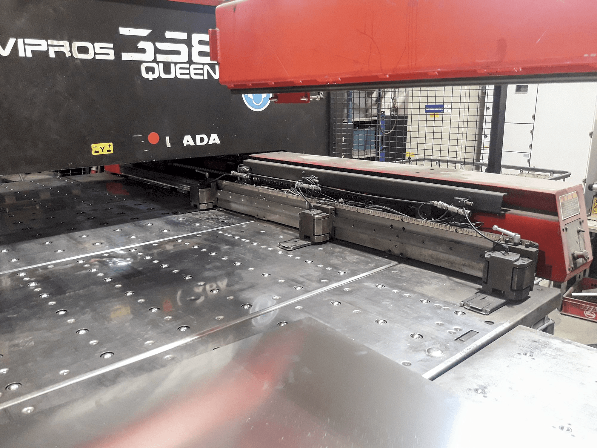 AMADA-maskinens arbetsyta358 Vipros QUEEN
