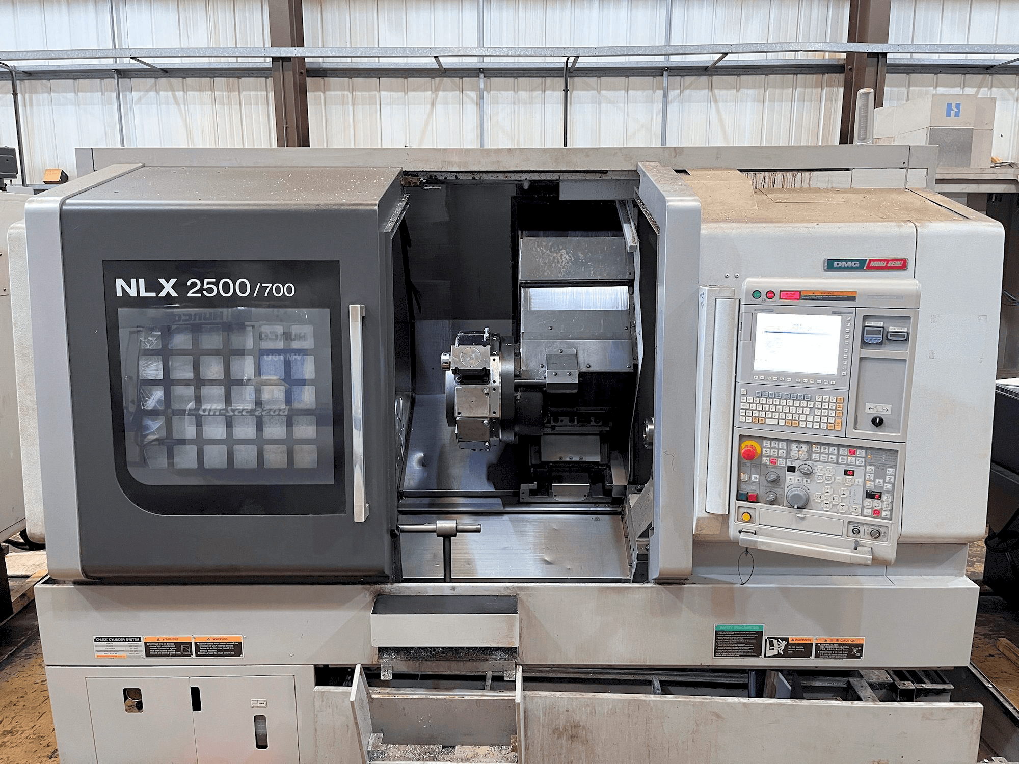 MORI SEIKI NLX2500Y-700-maskinen framifrån
