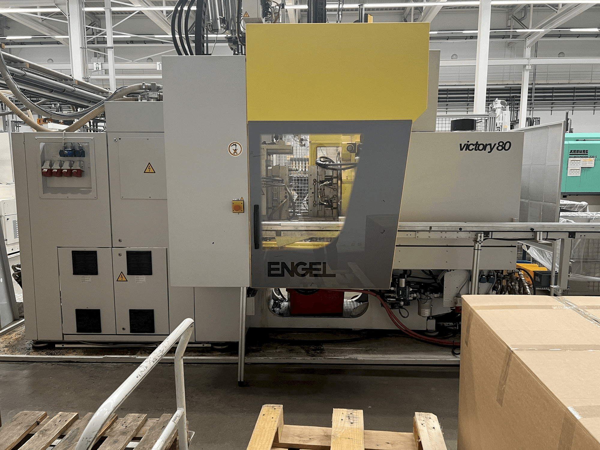 Engel VC 330H/80V/80CO-maskinen framifrån