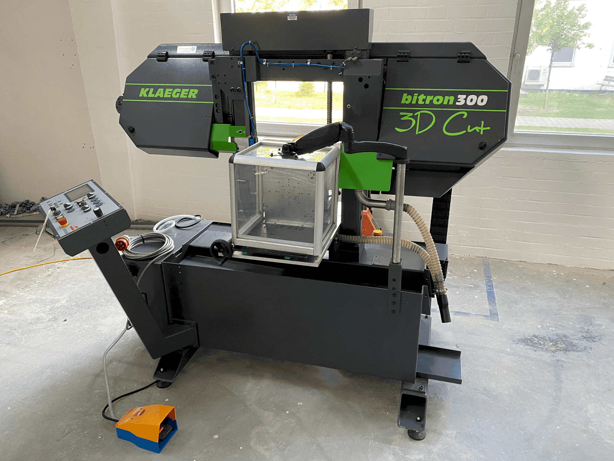 Klaeger Bitron 300 3D Cut-maskinen framifrån