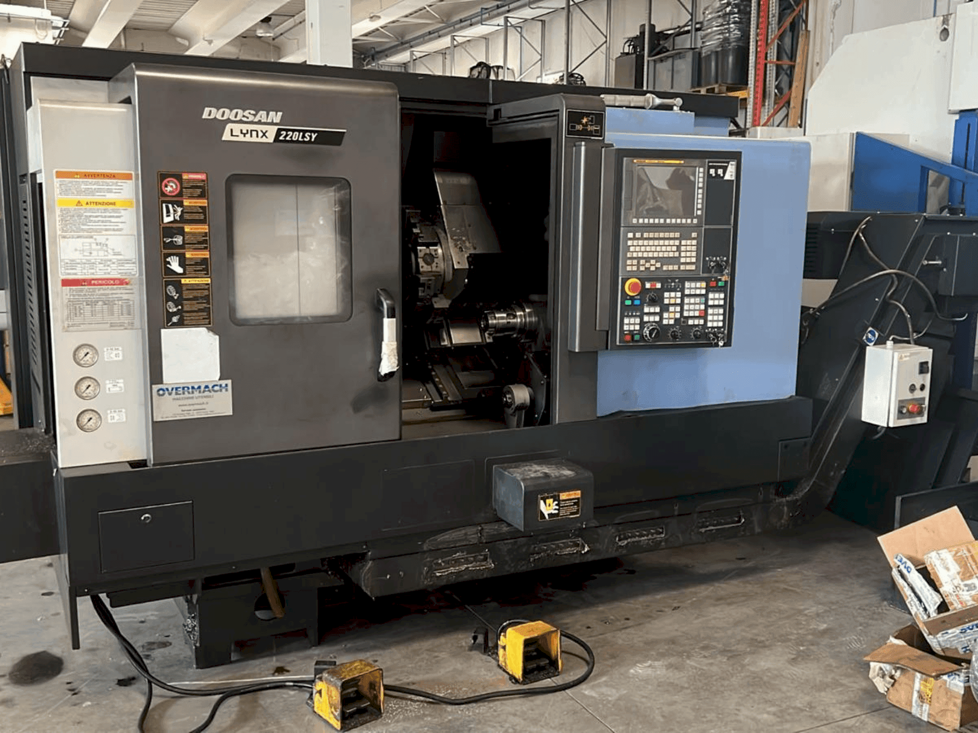 DOOSAN DOOSAN LYNX 220LSY-maskinen framifrån