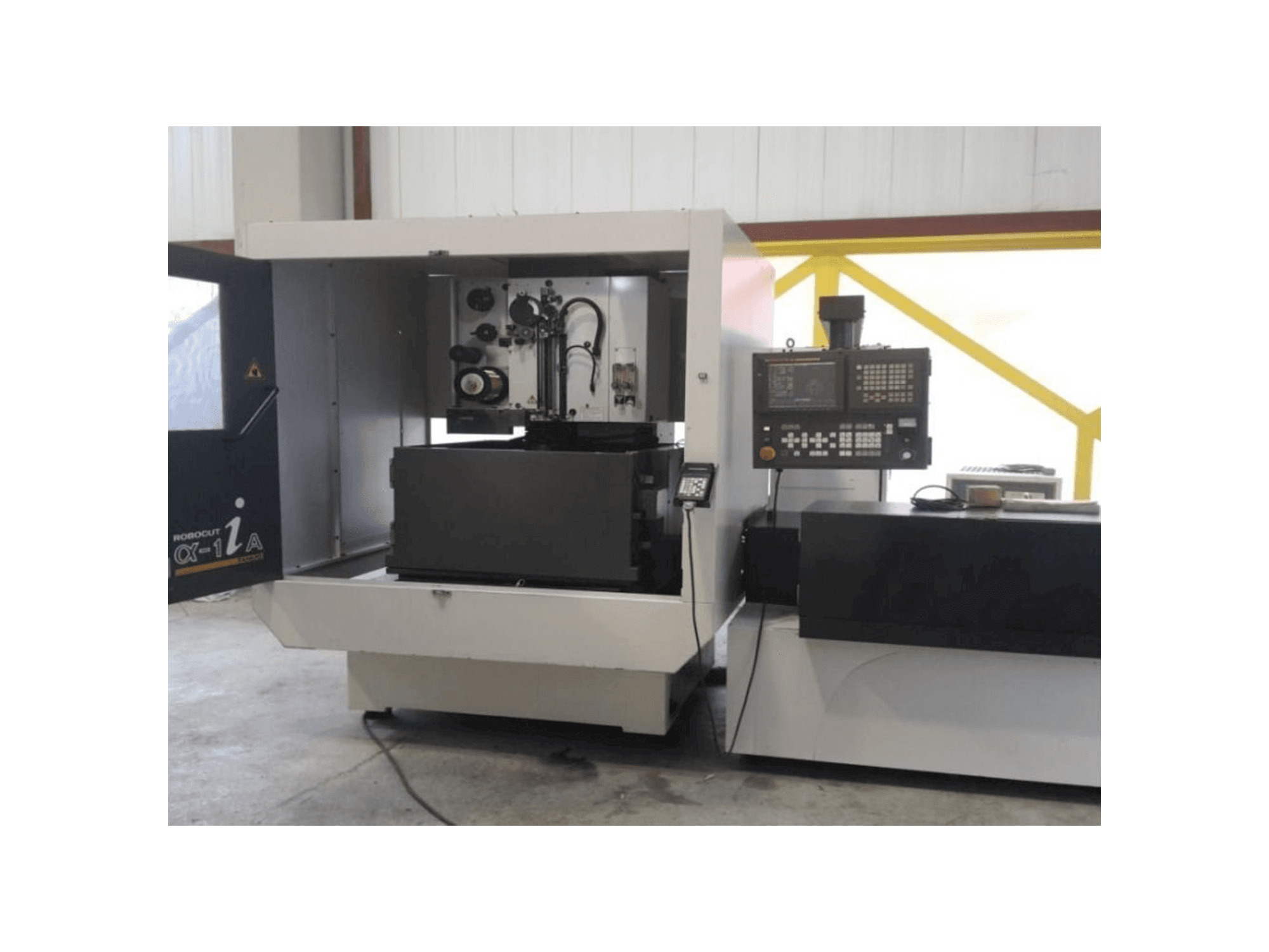 FANUC Robocut α-1iA-maskinen framifrån